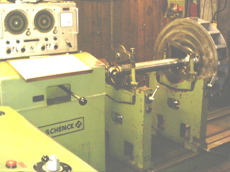 Horizontal hard-bearing dynamic balancing machine with analog meters and rotor mounted for alternator rotor balancing