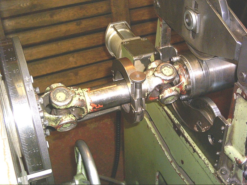 Drive shaft coupled to a balancing machine through a universal joint for dynamic balancing measurement